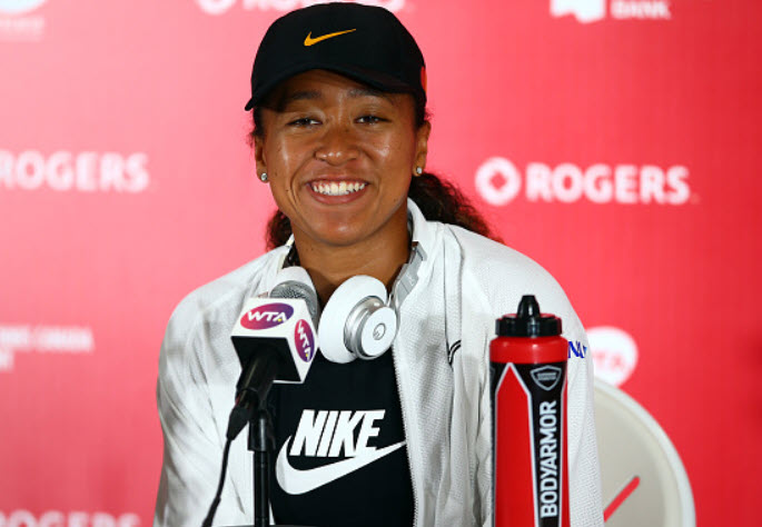 Naomi Osaka na jednej z konferencji prasowych wraz z produktami Nike oraz Bodyarmor, źródło: Tennis Tonic